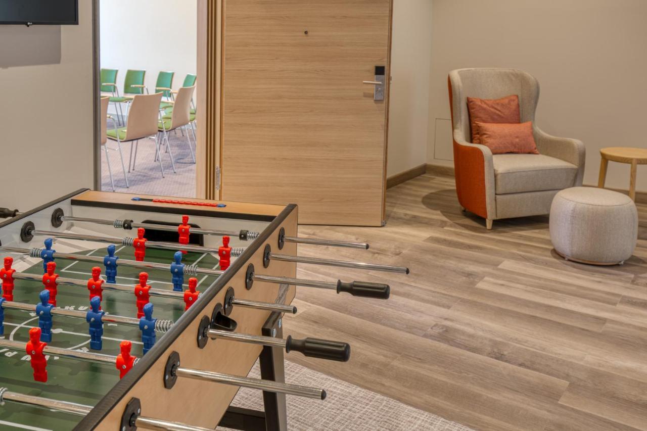 Intercityhotel Berlin Airport Ber Terminal 1 & 2 Schönefeld Exterior foto The table football table in the room